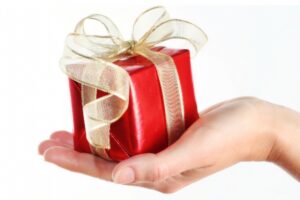 57% dos consumidores vão participar de amigo secreto neste fim de ano, aponta SPC Brasil