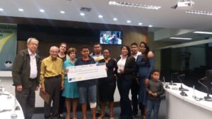 Premiação das crianças vencedoras do Concurso de crônicas.