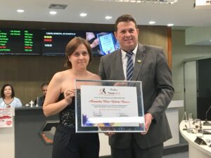 Alexandra Galvão recebe diploma Mulher Cidadã