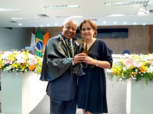 Presidente da CDL Divinópolis recebe Troféu Orfeu.