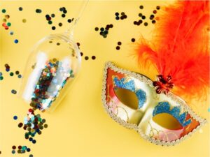 Seis em cada dez consumidores brasileiros devem cair na folia durante o Carnaval, mostram CNDL/SPC Brasil