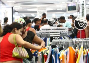 Atividade do comércio cresce 2,33% em março, aponta indicador da CNDL/SPC Brasil