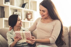 Dia das Mães deve movimentar 24 bilhões de reais no varejo; 78% dos consumidores pretendem ir às compras, mostra pesquisa CNDL/SPC Brasil