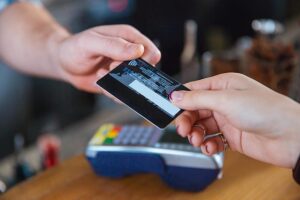 Dois em cada dez consumidores tiveram crédito negado em abril, revela indicador CNDL/SPC Brasil
