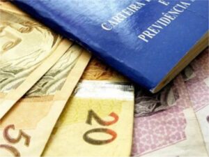 13º salário: mais brasileiros vão gastar com presentes do que com pagamento de dívidas,