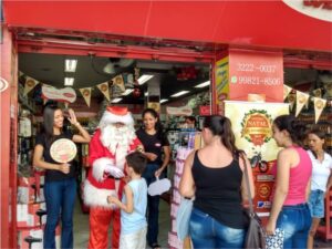 Papai Noel da CDL Divinópolis percorre principais ruas do comércio