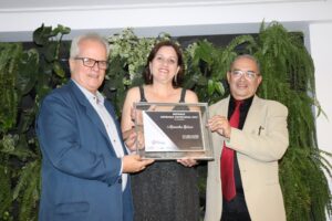 Presidente da CDL Divinópolis recebe homenagem