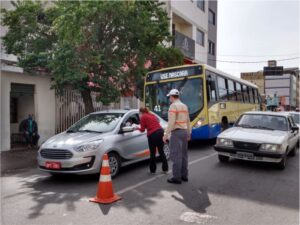 Entidades empresariais promovem blitz com doação de máscaras em Divinópolis
