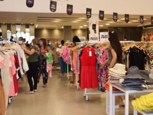 Décimo terceiro: brasileiros pretendem gastar mais com presentes do que com pagamento de dívidas, apontam CNDL/ Offer Wise