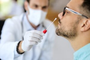 O que devo fazer em caso de suspeita ou confirmação de Covid-19 dos meus empregados?