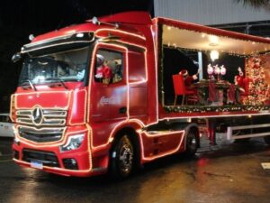 Caravana Iluminada de Natal leva milhares de pessoas às ruas de Divinópolis