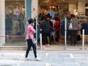 Intenção de consumo das famílias tem ligeira alta em fevereiro