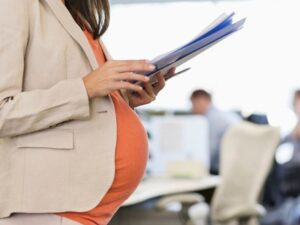 Sancionada lei que prevê retorno de grávidas ao trabalho presencial