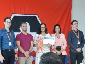 Diretora da CDL recebe certificado de Orgulho Divinopolitano