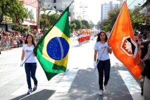 Tradicional desfile cívico-militar volta a encantar divinopolitanos