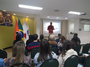 Café Empresarial debate a nova realidade das lojas físicas com o varejo híbrido