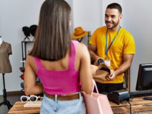 Equipes qualificadas melhoram a jornada de compra na loja