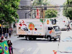 Saiu o primeiro caminhão da campanha Divino Natal