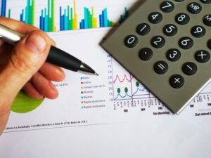 Inadimplência cai e atinge 66,65 milhões de consumidores, aponta CNDL/SPC Brasil