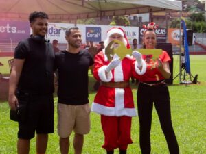 Chegada do Papai Noel atrai centenas de pessoas ao Campo do Guarani