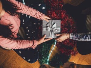 70 milhões de consumidores devem participar de algum Amigo Secreto neste Natal, aponta CNDL/SPC Brasil