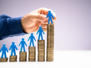 Reajuste do salário mínimo impacta custos das empresas, mas também eleva receita