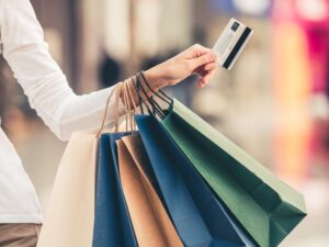 61% dos mineiros vão aumentar o consumo na Black Friday, aponta pesquisa da FCDL-MG