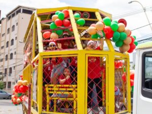 Magia e União: Carreata do Papai Noel inaugura Natal em Divinópolis