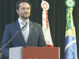 Governo de Minas lança pacote para desburocratizar legislação dos municípios