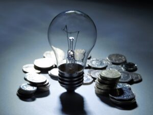 Energia compartilhada por assinatura: como empresários e comerciantes podem economizar até 30% na conta de luz