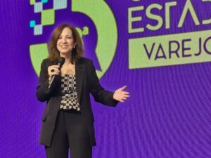 Leila Ferreira encerra a Convenção Estatual Varejo 360º com lições de leveza e afeto