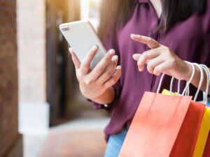 33% dos consumidores que pretendem ir às compras no Natal possuem contas em atraso, apontam CNDL/SPC Brasil